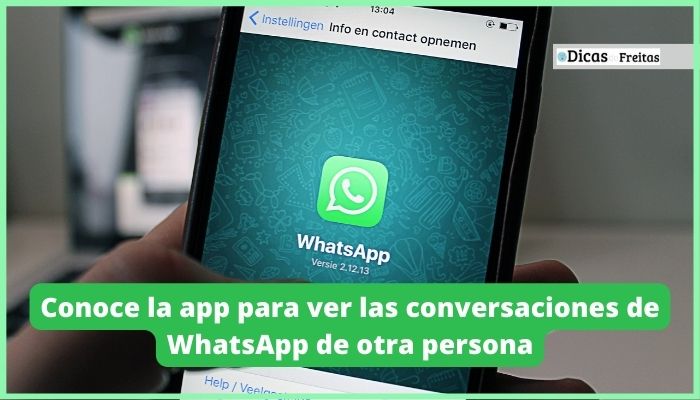 Imagem de um smartphone exibindo a tela do aplicativo espião para monitorar conversas do WhatsApp.